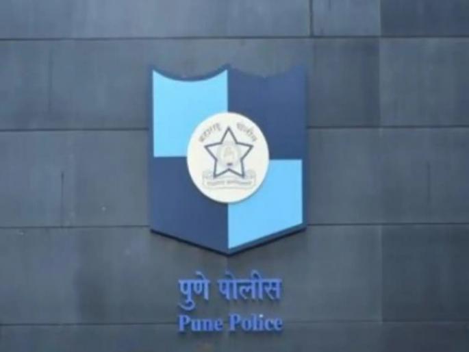 Cheerleaders bullied after T20 World Cup win A fake policeman beating up youths in khaki uniform | T20 वर्ल्ड कप विजयानंतर जल्लोष करणाऱ्यांवर दादागिरी; खाकी वर्दीत तरुणांना मारहाण करणारा तोतया पोलीस गजाआड Cheerleaders bullied after T20 World Cup win A fake policeman beating up youths in khaki uniform | T20 वर्ल्ड कप विजयानंतर जल्लोष करणाऱ्यांवर दादागिरी; खाकी वर्दीत तरुणांना मारहाण करणारा तोतया पोलीस गजाआड