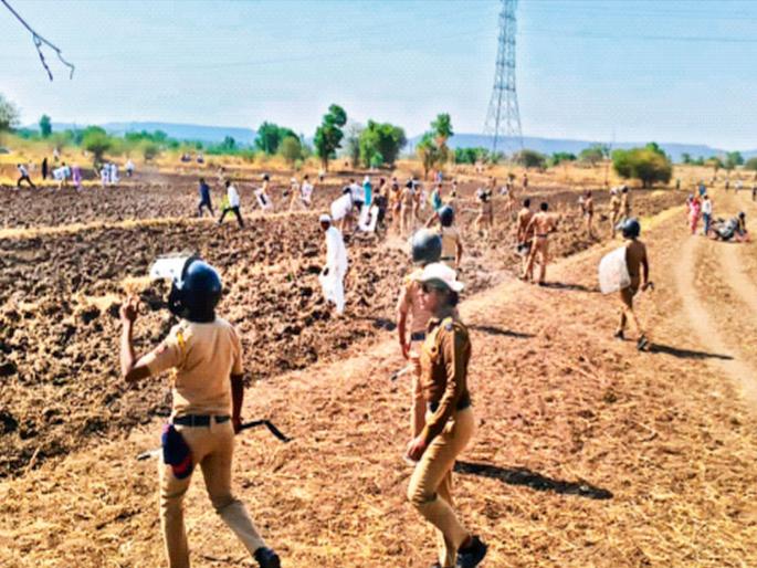 Pune News: Farmers protesting against Purandar airport lathi-charged; many injured | पुरंदर विमानतळाला विरोध करणाऱ्या शेतकऱ्यांवर लाठीमार; अनेक जखमी Pune News: Farmers protesting against Purandar airport lathi-charged; many injured | पुरंदर विमानतळाला विरोध करणाऱ्या शेतकऱ्यांवर लाठीमार; अनेक जखमी