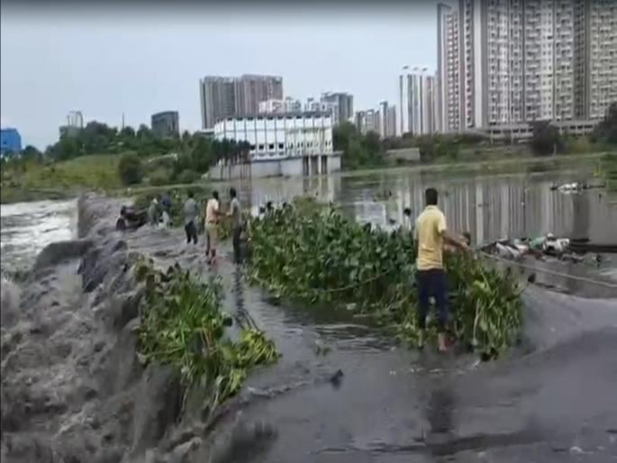 River floods, youth stuck on embankment; Police rescue him like this; Thrilling video goes viral | नदीला पूर, बंधाऱ्यावर अडकला तरुण; पोलिसांनी अशी केली सुटका; थरारक व्हिडिओ व्हायरल River floods, youth stuck on embankment; Police rescue him like this; Thrilling video goes viral | नदीला पूर, बंधाऱ्यावर अडकला तरुण; पोलिसांनी अशी केली सुटका; थरारक व्हिडिओ व्हायरल