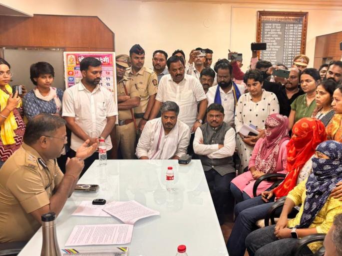 Pune Crime: 'How many children have you slept with?', Kothrud case; Rohit Pawar with 'those' young women at the police commissionerate | Pune Crime: 'किती मुलांसोबत झोपलात?', कोथरुडमधील प्रकरण; रोहित पवार 'त्या' तरुणींसह पोलीस आयुक्तालयात, काय घडलं?