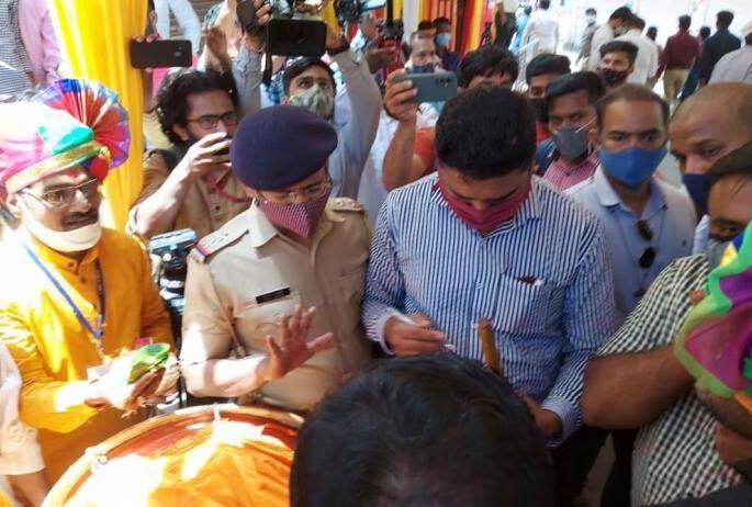 Dispute between the fourth Ganpati Tulshibagh and the police in Pune; Drumming done without permission | पुण्यात मानाचा चौथा गणपती तुळशीबागचे कार्यकर्ते आणि पोलिसांमध्ये वाद; परवानगी नसताना केलं ढोल वादन Dispute between the fourth Ganpati Tulshibagh and the police in Pune; Drumming done without permission | पुण्यात मानाचा चौथा गणपती तुळशीबागचे कार्यकर्ते आणि पोलिसांमध्ये वाद; परवानगी नसताना केलं ढोल वादन