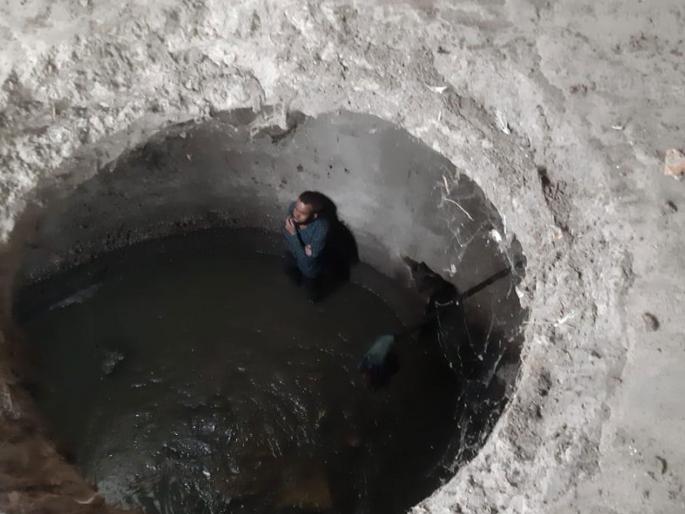 pune police rescue young man trapped in chamber overnight | देवासारखे धावून आले! चेंबरमध्ये रात्रभर अडकलेल्या तरुणाचे पोलिसांनी वाचविले प्राण pune police rescue young man trapped in chamber overnight | देवासारखे धावून आले! चेंबरमध्ये रात्रभर अडकलेल्या तरुणाचे पोलिसांनी वाचविले प्राण