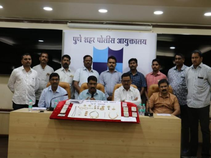 34 lakhs of rupees were seized for traversing in Uttar Pradesh, both arrested and arrested in Uttar Pradesh | ३४ लाख रुपयांचा ऐवज लांबविणाऱ्यांना उत्तर प्रदेशात पकडले, दोघांना अटक 34 lakhs of rupees were seized for traversing in Uttar Pradesh, both arrested and arrested in Uttar Pradesh | ३४ लाख रुपयांचा ऐवज लांबविणाऱ्यांना उत्तर प्रदेशात पकडले, दोघांना अटक