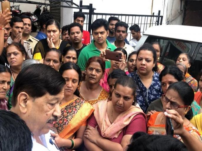 Police family rally on the house of Guardian Minister Girish Bapat | पाणी नसल्याने पोलिसांची कुटुंबे रस्त्यावर, पालकमंत्री गिरीश बापट यांच्या घरावर मोर्चा Police family rally on the house of Guardian Minister Girish Bapat | पाणी नसल्याने पोलिसांची कुटुंबे रस्त्यावर, पालकमंत्री गिरीश बापट यांच्या घरावर मोर्चा