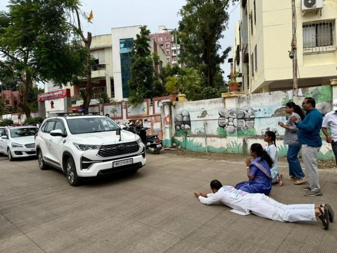 Woman Stages 'Lotangan' Protest in Front of Pune Municipal Commissioner's Car Over Unresolved Civic Issues in Lohegaon | रस्ते, पाणी, कचऱ्याच्या समस्येमुळे नागरिक त्रस्त; आयुक्तांच्या गाडीसमोर लोटांगण आंदोलन Woman Stages 'Lotangan' Protest in Front of Pune Municipal Commissioner's Car Over Unresolved Civic Issues in Lohegaon | रस्ते, पाणी, कचऱ्याच्या समस्येमुळे नागरिक त्रस्त; आयुक्तांच्या गाडीसमोर लोटांगण आंदोलन
