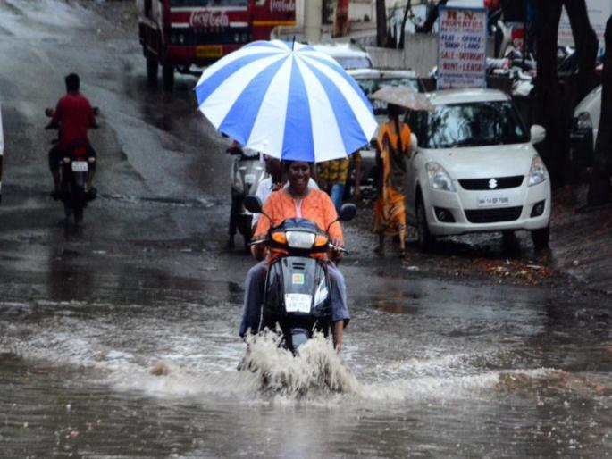 few rainfalls created disturb in Pune | मुसळधार पावसाने पुण्यातील रस्त्यांना ओढ्या-नाल्यांचे स्वरुप few rainfalls created disturb in Pune | मुसळधार पावसाने पुण्यातील रस्त्यांना ओढ्या-नाल्यांचे स्वरुप