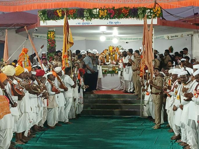 The last stop in Pune district was Sarati, where the Sant Tukaram Maharaj palanquin ceremony took place. | पुणे जिल्ह्यातील शेवटचा मुक्काम सराटी येथे संत तुकाराम महाराज पालखी सोहळा विसावला.