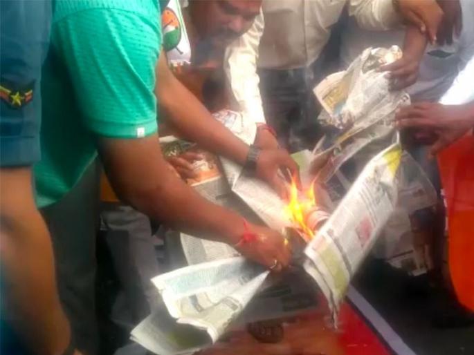 ncp activists burned newspaper samana in pune | अजित पवारांविरोधातील अग्रलेखावरून राष्ट्रवादी आक्रमक, 'सामना'चे अंक जाळले ncp activists burned newspaper samana in pune | अजित पवारांविरोधातील अग्रलेखावरून राष्ट्रवादी आक्रमक, 'सामना'चे अंक जाळले