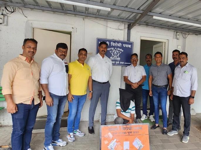 A convicted felon on record with two knives, four live cartridges action Anti-Extortion Squad | Pune: दोन कट्टे, चार जिवंत काडतुसासह रेकॉर्डवरील गुन्हेगार जेरबंद; खंडणी विरोधी पथकाची कामगिरी A convicted felon on record with two knives, four live cartridges action Anti-Extortion Squad | Pune: दोन कट्टे, चार जिवंत काडतुसासह रेकॉर्डवरील गुन्हेगार जेरबंद; खंडणी विरोधी पथकाची कामगिरी