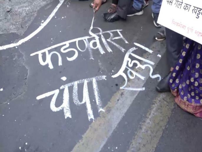 names of BJP leaders to road this is a unique agitation by Shiv Sena in Pune | खड्ड्यांना भाजप नेत्यांची नावे; पुण्यात शिवसेनेचे हे अनोखे आंदोलन names of BJP leaders to road this is a unique agitation by Shiv Sena in Pune | खड्ड्यांना भाजप नेत्यांची नावे; पुण्यात शिवसेनेचे हे अनोखे आंदोलन