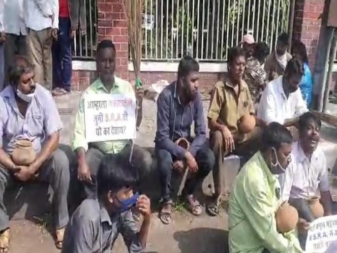 protest project victims pots around their necks brooms tied metro | पुणे: प्रकल्पबधितांचे गळ्यात मडके आणि कंबरेला झाडू बांधून आंदोलन protest project victims pots around their necks brooms tied metro | पुणे: प्रकल्पबधितांचे गळ्यात मडके आणि कंबरेला झाडू बांधून आंदोलन