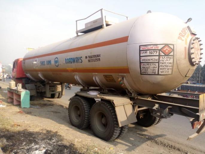 Gas leakage from container near Navle bridge pune | नवले पुलाजवळ कंटेनरमधून गॅस गळती, मुंबईला जाणारी वाहतूक विस्कळीत Gas leakage from container near Navle bridge pune | नवले पुलाजवळ कंटेनरमधून गॅस गळती, मुंबईला जाणारी वाहतूक विस्कळीत