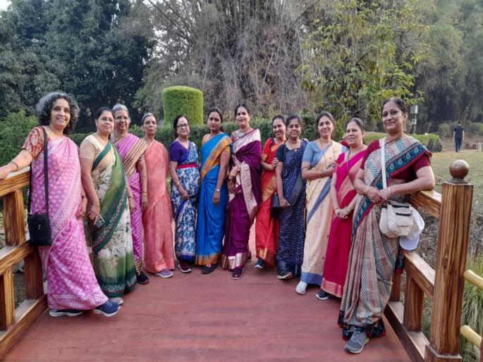 What's wrong with Pune Morning walk of Punekar women wearing sarees and goggles | पुणे तिथे काय उणे! साडी नेसून, गॉगल घालून पुणेकर महिलांचा मॉर्निंग वॉक What's wrong with Pune Morning walk of Punekar women wearing sarees and goggles | पुणे तिथे काय उणे! साडी नेसून, गॉगल घालून पुणेकर महिलांचा मॉर्निंग वॉक