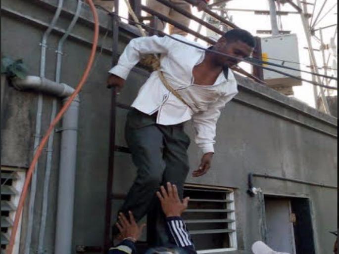 Pune: Fire brigade jawans rescued youth from Natesh tower after hours of attempt | पुणे : नशेत टॉवरवर चढलेल्या तरुणाची सुटका, अग्निशामक दलाच्या जवानांनी तासभराच्या प्रयत्नानंतर केली सुटका