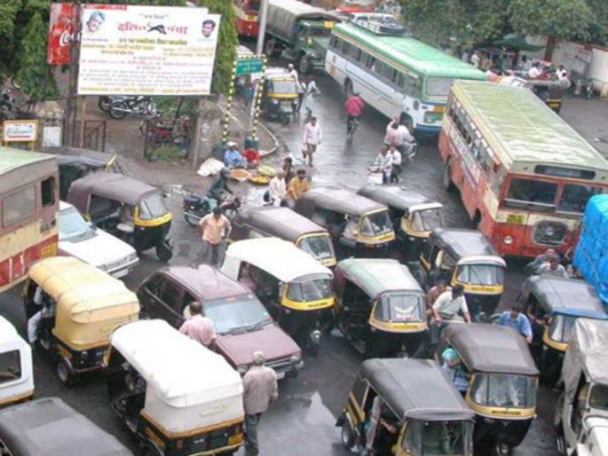 traffic violation only for four minutes | चार मिनिटासाठी वाहतूकीचे नियम धाब्यावर traffic violation only for four minutes | चार मिनिटासाठी वाहतूकीचे नियम धाब्यावर