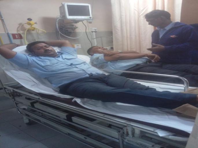 Five firefighters were injured in the fall of the tree in pune | झाड पडण्याच्या घटनेमध्ये अग्निशमन दलाचे पाच जवान जखमी Five firefighters were injured in the fall of the tree in pune | झाड पडण्याच्या घटनेमध्ये अग्निशमन दलाचे पाच जवान जखमी