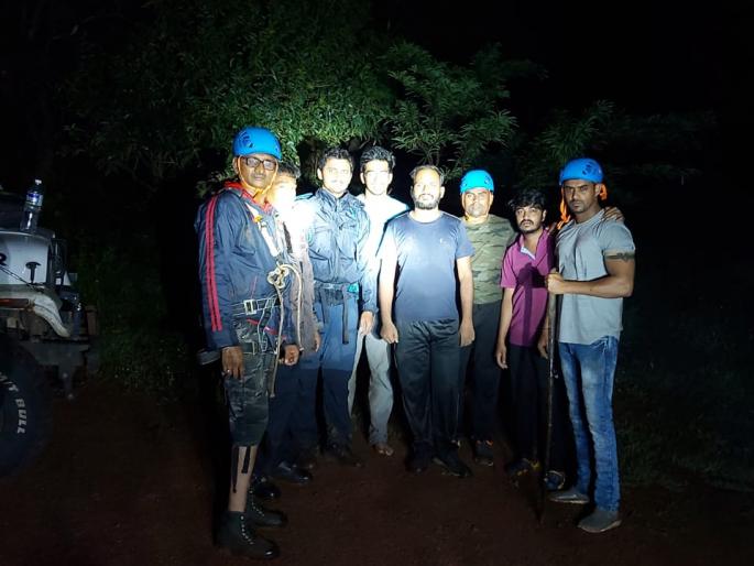 Trekkers in Pune collide with thickets | पुण्यातील ट्रेकर्स ठोसेघर धबधब्यात अडकले Trekkers in Pune collide with thickets | पुण्यातील ट्रेकर्स ठोसेघर धबधब्यात अडकले