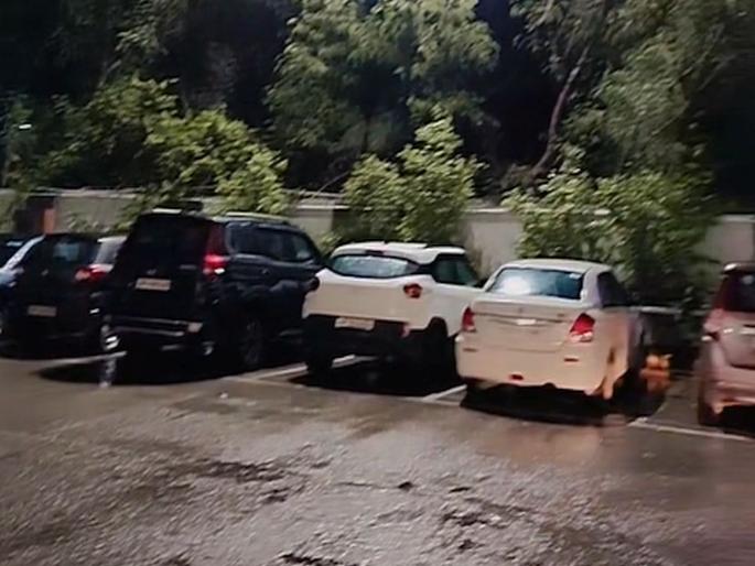 Pune Crime Latest News: Village goons riot in Pune for 2 hours at midnight; 20 to 25 vehicles including rickshaws, cars, school buses vandalized | पुण्यात मध्यरात्री २ तास गावगुंडांचा धुमाकूळ; रिक्षा, कार, स्कूल बससह २० ते २५ वाहनांची तोडफोड Pune Crime Latest News: Village goons riot in Pune for 2 hours at midnight; 20 to 25 vehicles including rickshaws, cars, school buses vandalized | पुण्यात मध्यरात्री २ तास गावगुंडांचा धुमाकूळ; रिक्षा, कार, स्कूल बससह २० ते २५ वाहनांची तोडफोड