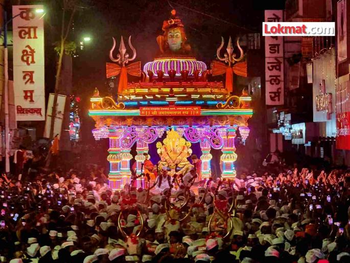 Shrimant Dagdusheth Halwai Ganpati Bappa Visarjan Rally lots of Devotees see photos | 'दगडूशेठ'च्या बाप्पांची श्री उमांगमलज रथातून सांगता मिरवणूक उत्साहात; भाविकांची झुंबड Shrimant Dagdusheth Halwai Ganpati Bappa Visarjan Rally lots of Devotees see photos | 'दगडूशेठ'च्या बाप्पांची श्री उमांगमलज रथातून सांगता मिरवणूक उत्साहात; भाविकांची झुंबड