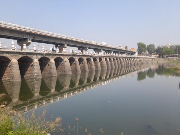 pune news witness to palanquin tradition in danger? Outrage over decision to demolish century-old stone bridge in Nira | पालखी परंपरेचा साक्षीदार धोक्यात ? नीरा येथील शतकोत्तर दगडी पूल पाडण्याच्या निर्णयावर संताप pune news witness to palanquin tradition in danger? Outrage over decision to demolish century-old stone bridge in Nira | पालखी परंपरेचा साक्षीदार धोक्यात ? नीरा येथील शतकोत्तर दगडी पूल पाडण्याच्या निर्णयावर संताप