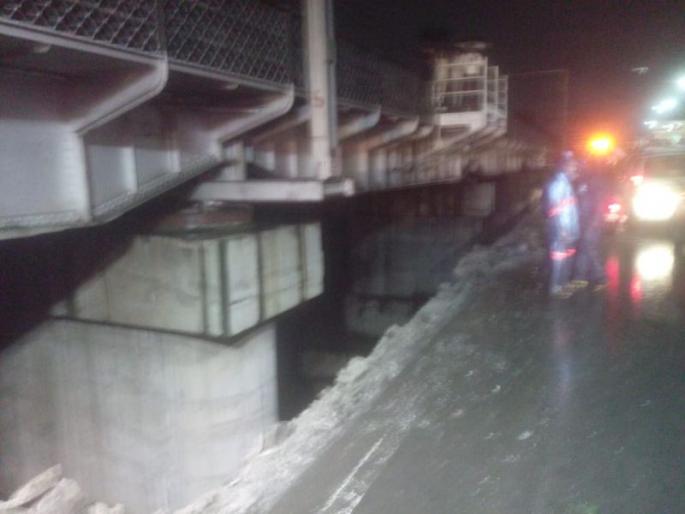 truck collapsed in mula river in Pune | पुणे - जुन्या संगम पुलाचा कठडा तोडून ट्रक नदीपात्रात कोसळला, दोघांचा मृत्यू truck collapsed in mula river in Pune | पुणे - जुन्या संगम पुलाचा कठडा तोडून ट्रक नदीपात्रात कोसळला, दोघांचा मृत्यू