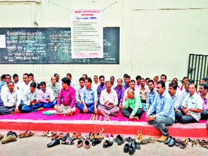 professors work stop movement | महाविद्यालयांमध्ये शुकशुकाट, प्राध्यापकांचे काम बंद आंदोलन professors work stop movement | महाविद्यालयांमध्ये शुकशुकाट, प्राध्यापकांचे काम बंद आंदोलन