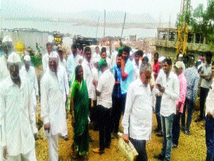 Bamma-Axahede roam folded, damaged protesters aggressive | भामा-आसखडेचे आवर्तन पाडले बंद, धरणग्रस्त आंदोलक आक्रमक Bamma-Axahede roam folded, damaged protesters aggressive | भामा-आसखडेचे आवर्तन पाडले बंद, धरणग्रस्त आंदोलक आक्रमक