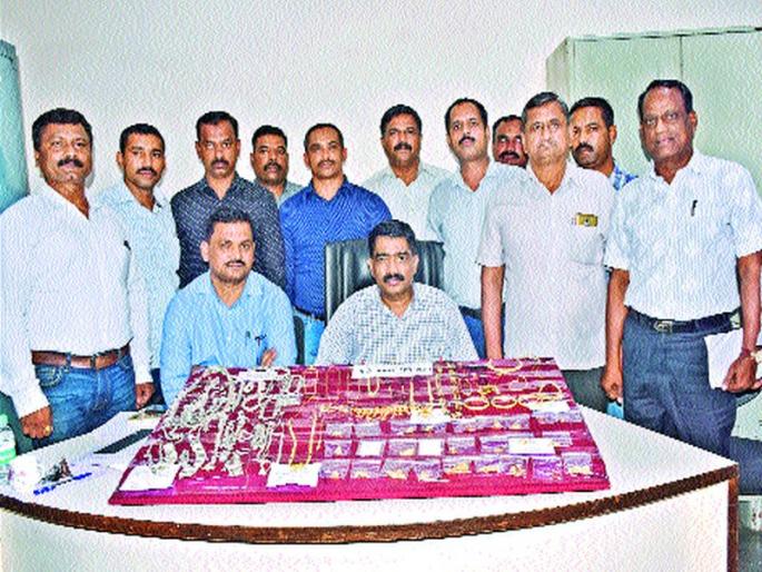 Busted by the burglars, gold worth 11 lakh was seized | घरफोड्या करणाऱ्यांना अटक, 11 लाखांचे सोने जप्त Busted by the burglars, gold worth 11 lakh was seized | घरफोड्या करणाऱ्यांना अटक, 11 लाखांचे सोने जप्त