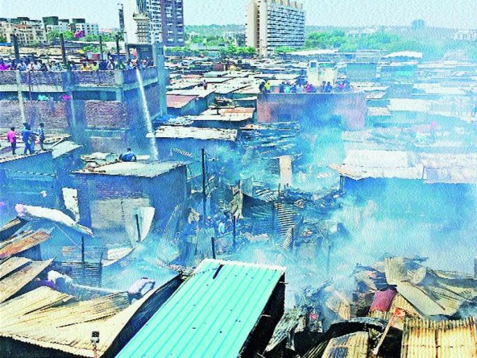 Pune fire About 75 huts | पुण्यात झोपड्यांची राखरांगोळी; सुमारे ७५ झोपड्या खाक Pune fire About 75 huts | पुण्यात झोपड्यांची राखरांगोळी; सुमारे ७५ झोपड्या खाक