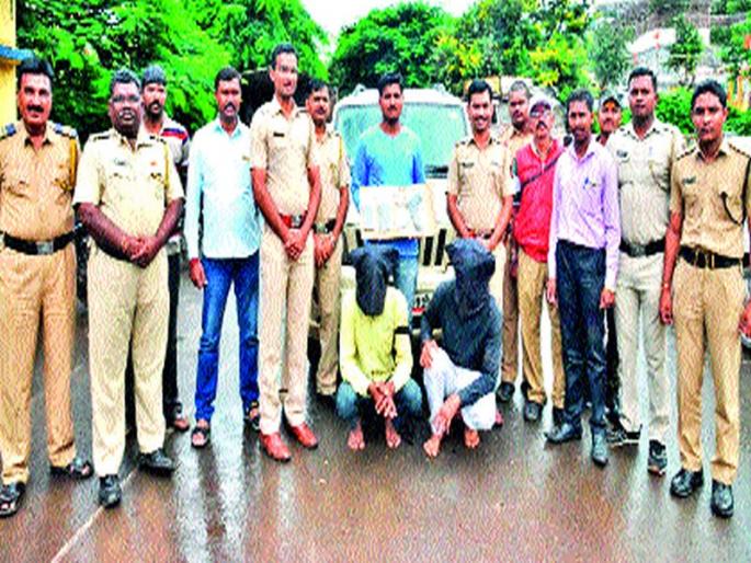 In possession of two lakh gutkha with motor | दोन लाखांच्या गुटख्यासह मोटार ताब्यात In possession of two lakh gutkha with motor | दोन लाखांच्या गुटख्यासह मोटार ताब्यात