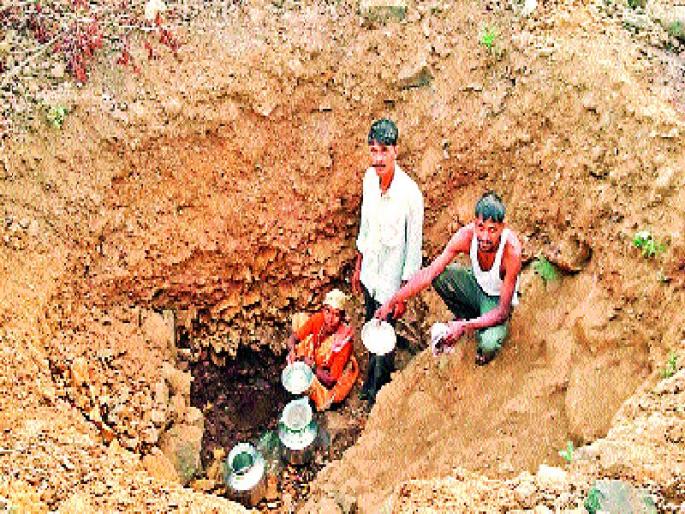 Water shortage: 8 villages, 77 dry wells water tanker; Lift the head! | पाणीटंचाई : ८ गावे, ७७ वाड्यावस्त्यांना टँकरद्वारे पाणी; डोक्यावरचा हंडा उतरेना! Water shortage: 8 villages, 77 dry wells water tanker; Lift the head! | पाणीटंचाई : ८ गावे, ७७ वाड्यावस्त्यांना टँकरद्वारे पाणी; डोक्यावरचा हंडा उतरेना!
