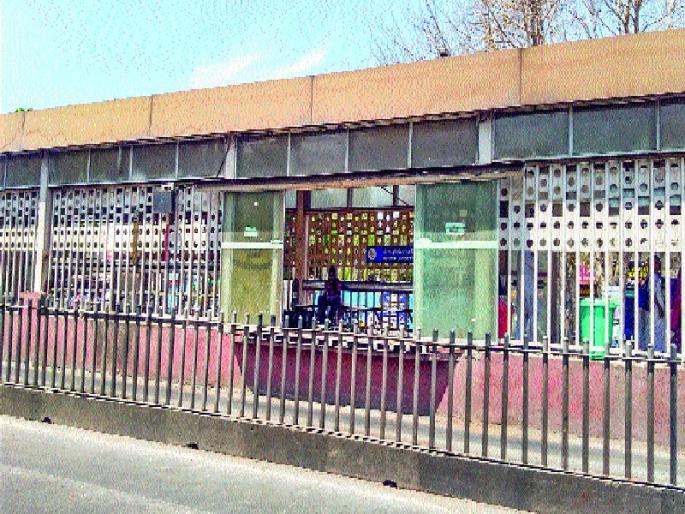 Opening of BRT Bastion, the PMP administration ignored | बीआरटी बसथांब्याचे दरवाजे उघडेच , पीएमपी प्रशासनाचे दुर्लक्ष  Opening of BRT Bastion, the PMP administration ignored | बीआरटी बसथांब्याचे दरवाजे उघडेच , पीएमपी प्रशासनाचे दुर्लक्ष