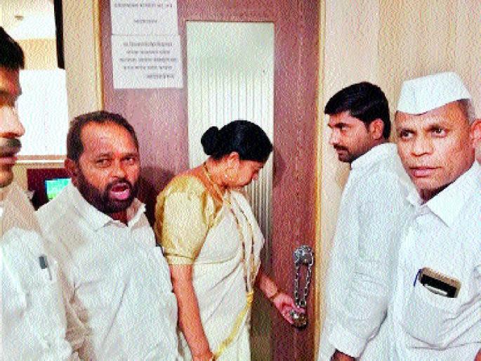 Shiv Sena aggressor from the education department, | शिक्षण विभागाला ठोकले टाळे, लाच प्रकरणावरून शिवसेना आक्रमक  Shiv Sena aggressor from the education department, | शिक्षण विभागाला ठोकले टाळे, लाच प्रकरणावरून शिवसेना आक्रमक