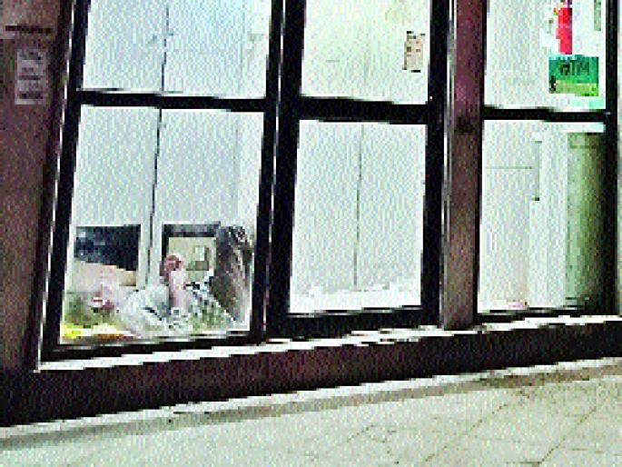 Alcohol drinks in the 'ATM' of the rock | खडकीत ‘एटीएम’मध्ये मद्यपींचा ठिय्या  Alcohol drinks in the 'ATM' of the rock | खडकीत ‘एटीएम’मध्ये मद्यपींचा ठिय्या