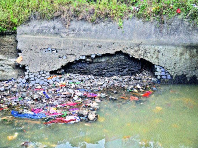 Canal without protection, downstream collapse | संरक्षणविनाच कालवे, ठिकठिकाणी पडझड Canal without protection, downstream collapse | संरक्षणविनाच कालवे, ठिकठिकाणी पडझड