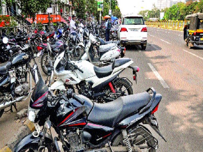 Now 'no parking zone' on the highway, Municipal Corporation's decision | महामार्गावर आता ‘नो पार्किंग झोन’, महापालिकेचा निर्णय Now 'no parking zone' on the highway, Municipal Corporation's decision | महामार्गावर आता ‘नो पार्किंग झोन’, महापालिकेचा निर्णय
