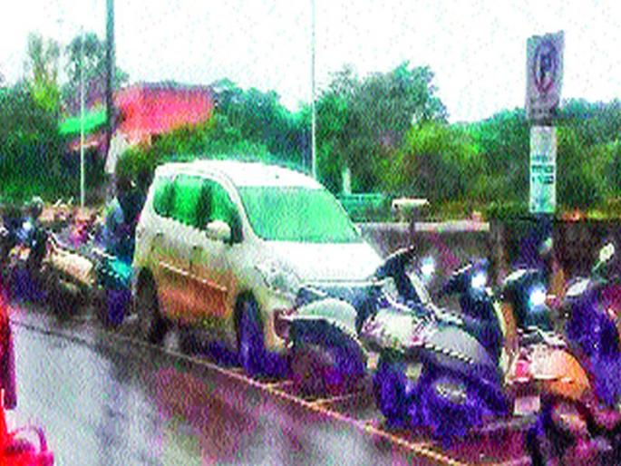 Eclipse of illegal parking took place on the road | रस्त्याला लागले बेकायदा पार्किंगचे ग्रहण