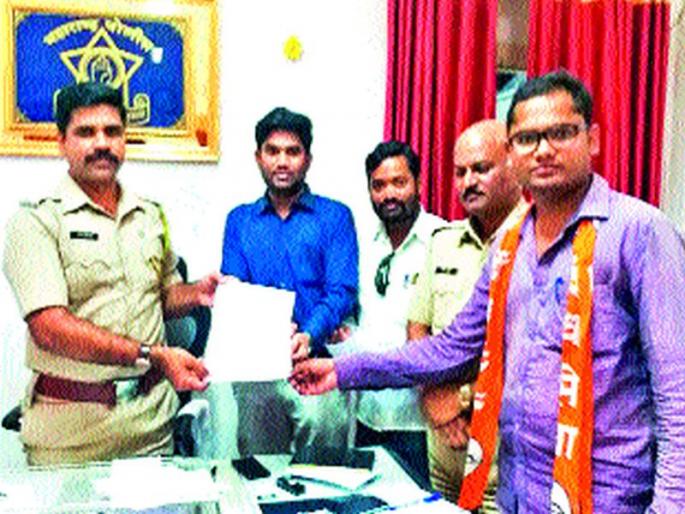 Take action against the Roadromanideon, requesting the police officer Shirdaonkar | रोडरोमिआेंवर धडक कारवाई करा, पोलीस अधिकारी शिरगावकर यांना निवेदन Take action against the Roadromanideon, requesting the police officer Shirdaonkar | रोडरोमिआेंवर धडक कारवाई करा, पोलीस अधिकारी शिरगावकर यांना निवेदन