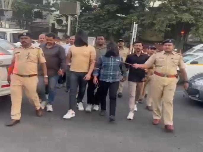 Pune police arrest two people for urinating in public, court remands them in custody | भरचौकात लघुशंका करणाऱ्या दोघांची पुणे पोलिसांनी काढली धिंड, न्यायालयने सुनावली कोठडी Pune police arrest two people for urinating in public, court remands them in custody | भरचौकात लघुशंका करणाऱ्या दोघांची पुणे पोलिसांनी काढली धिंड, न्यायालयने सुनावली कोठडी