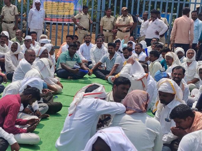 Parabhani: Farmers Pungi bajaw protest in front of sugar factory for overdue sugarcane bills | Parabhani: उसाच्या थकीत बिलासाठी शेतकऱ्यांचे साखर कारखान्यासमोर पुंगी बजाव आंदोलन