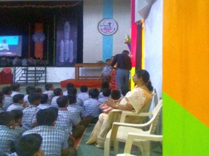 Students are forced to listen to the speech of the Prime Minister, in the presence of officials, to punish the students | विद्यार्थ्यांना सक्तीने ऐकवले पंतप्रधांनांचे भाषण, अधिकाऱ्यांच्या उपस्थितीत विद्यार्थ्यांना छडीने शिक्षा Students are forced to listen to the speech of the Prime Minister, in the presence of officials, to punish the students | विद्यार्थ्यांना सक्तीने ऐकवले पंतप्रधांनांचे भाषण, अधिकाऱ्यांच्या उपस्थितीत विद्यार्थ्यांना छडीने शिक्षा