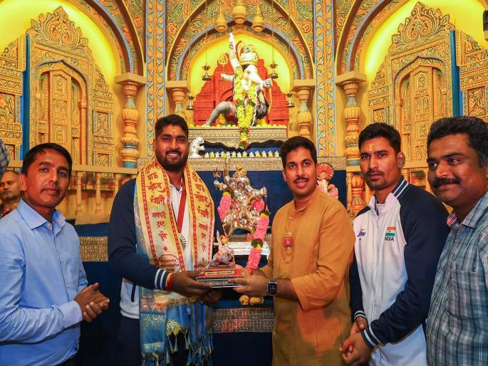 Para-Olympic Hero Sachin Khilari Awarded 5 Lakhs by 'Puneet Balan Group' | पॅरा ऑलिंपिक वीर सचिन खिलारीला 'पुनीत बालन ग्रुप'कडून पाच लाखांचे बक्षिस Para-Olympic Hero Sachin Khilari Awarded 5 Lakhs by 'Puneet Balan Group' | पॅरा ऑलिंपिक वीर सचिन खिलारीला 'पुनीत बालन ग्रुप'कडून पाच लाखांचे बक्षिस