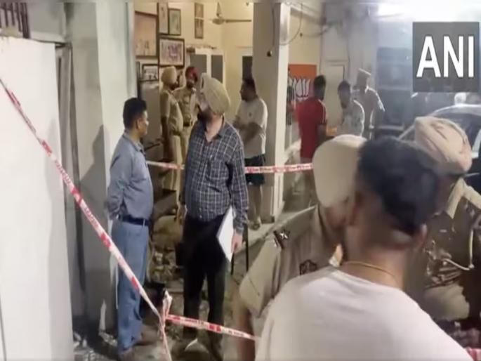 Grenade throwers arrested in Punjab former minister house attack carried out by ISI from Pakistan | पंजाबमध्ये माजी मंत्र्यांच्या घरावर ग्रेनेड हल्ला; पाकिस्तानातून आयएसआयने केला हल्ला, दोघांना अटक Grenade throwers arrested in Punjab former minister house attack carried out by ISI from Pakistan | पंजाबमध्ये माजी मंत्र्यांच्या घरावर ग्रेनेड हल्ला; पाकिस्तानातून आयएसआयने केला हल्ला, दोघांना अटक