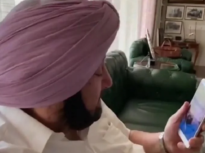 Punjab CM Capt Amarinder Singh Video Call To ASI Harjeet Singh rkp | ज्या पोलीस अधिकाऱ्याचा हात कापला होता, त्यांना मुख्यमंत्र्यांचा थेट व्हिडीओ कॉल; म्हणाले... Punjab CM Capt Amarinder Singh Video Call To ASI Harjeet Singh rkp | ज्या पोलीस अधिकाऱ्याचा हात कापला होता, त्यांना मुख्यमंत्र्यांचा थेट व्हिडीओ कॉल; म्हणाले...