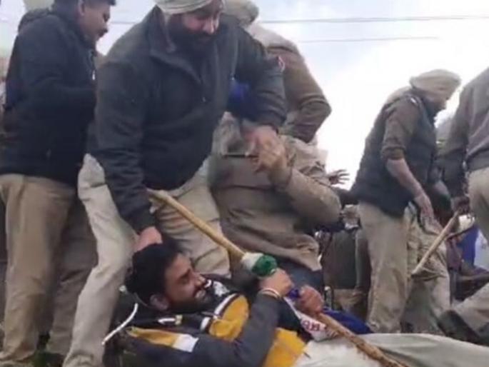 Clash between protesting farmers and police in Punjab, 7 injured | पंजाबमध्ये आंदोलक शेतकरी आणि पोलिसांमध्ये झटापट, ७ जण जखमी Clash between protesting farmers and police in Punjab, 7 injured | पंजाबमध्ये आंदोलक शेतकरी आणि पोलिसांमध्ये झटापट, ७ जण जखमी