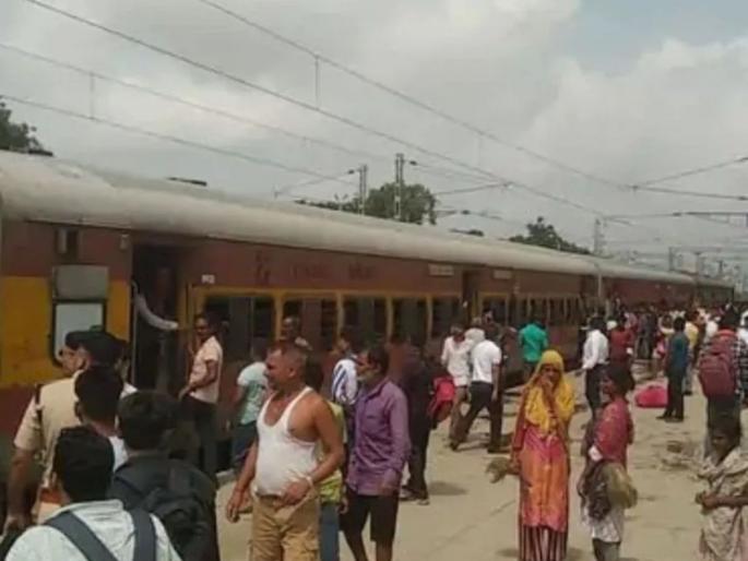 punjab mail express 20 passengers injured 7 in critical condition in shahjahanpur up train accident | पंजाब मेलला आग लागल्याची अफवा; चेंगराचेंगरीत २० प्रवासी जखमी, ७ जणांची प्रकृती चिंताजनक punjab mail express 20 passengers injured 7 in critical condition in shahjahanpur up train accident | पंजाब मेलला आग लागल्याची अफवा; चेंगराचेंगरीत २० प्रवासी जखमी, ७ जणांची प्रकृती चिंताजनक