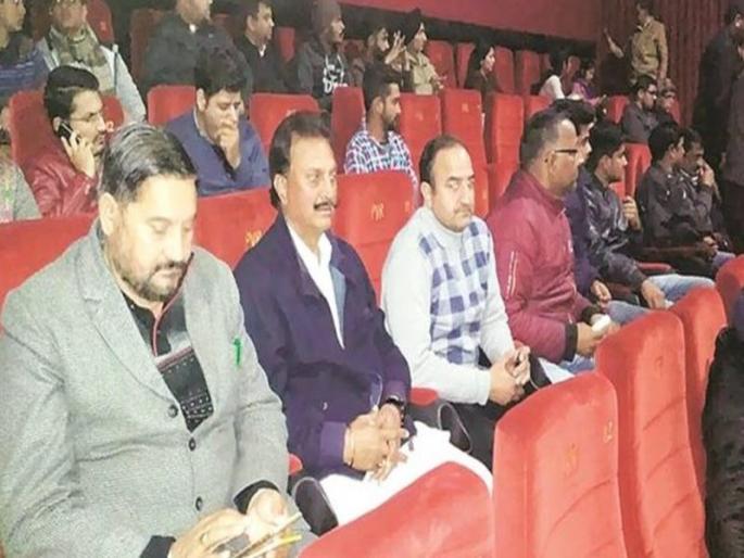 Rajputs saw 'Padmavat' here; There is nothing objectionable in the film, appealed to retract | येथील राजपूतांनी पाहिला 'पद्मावत'; चित्रपटात काहीही आक्षेपार्ह नाही, विरोध मागे घेण्याचं आवाहन Rajputs saw 'Padmavat' here; There is nothing objectionable in the film, appealed to retract | येथील राजपूतांनी पाहिला 'पद्मावत'; चित्रपटात काहीही आक्षेपार्ह नाही, विरोध मागे घेण्याचं आवाहन