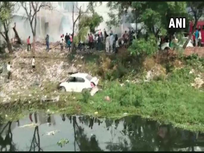 Fire breaks out at the fireworks factory; 18 died and 20 were injured | फटाक्यांच्या फॅक्टरीला भीषण स्फोट; 18 जणांचा मृत्यू तर 20 जण जखमी   Fire breaks out at the fireworks factory; 18 died and 20 were injured | फटाक्यांच्या फॅक्टरीला भीषण स्फोट; 18 जणांचा मृत्यू तर 20 जण जखमी