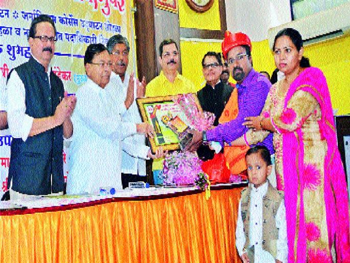 Journalists should work as a curb - Chandrakant Patil | पत्रकारांनी अंकुश म्हणून काम करावे - चंद्रकांत पाटील  Journalists should work as a curb - Chandrakant Patil | पत्रकारांनी अंकुश म्हणून काम करावे - चंद्रकांत पाटील