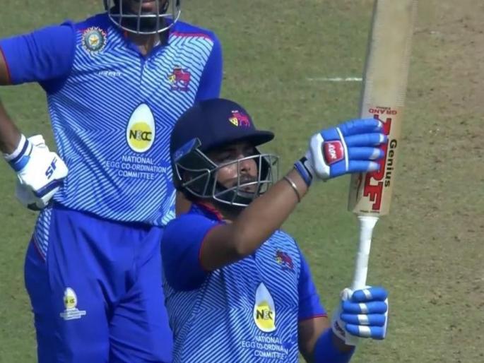 Prithvi Shaw showed the gestures like virat kohli, explaining what ... | तुफानी खेळी साकारल्यावर पृथ्वी शॉने कोणाला हातवारे करून दाखवले, काय आहे या इशाऱ्याचा अर्थ...